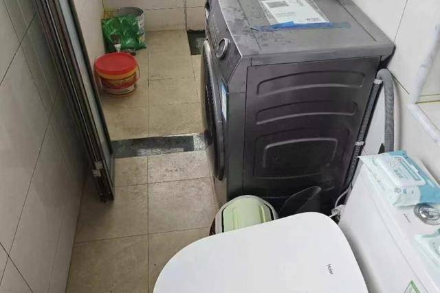 皇冠信用平台出租出售_海淀一居民阳台屋顶频繁漏水皇冠信用平台出租出售，竟是楼上把阳台改成了卫生间