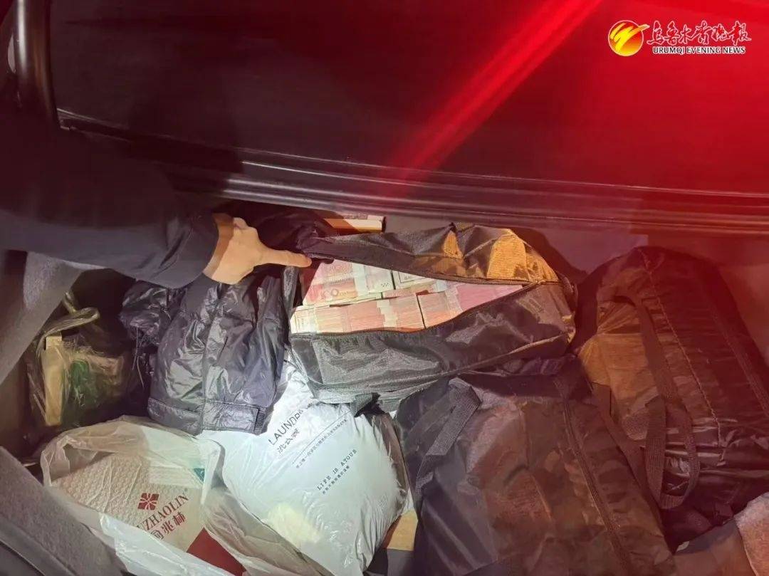 Crown Login 3 Management Rental_乌鲁木齐一车主550万元现金放车上Crown Login 3 Management Rental，车门还没锁......