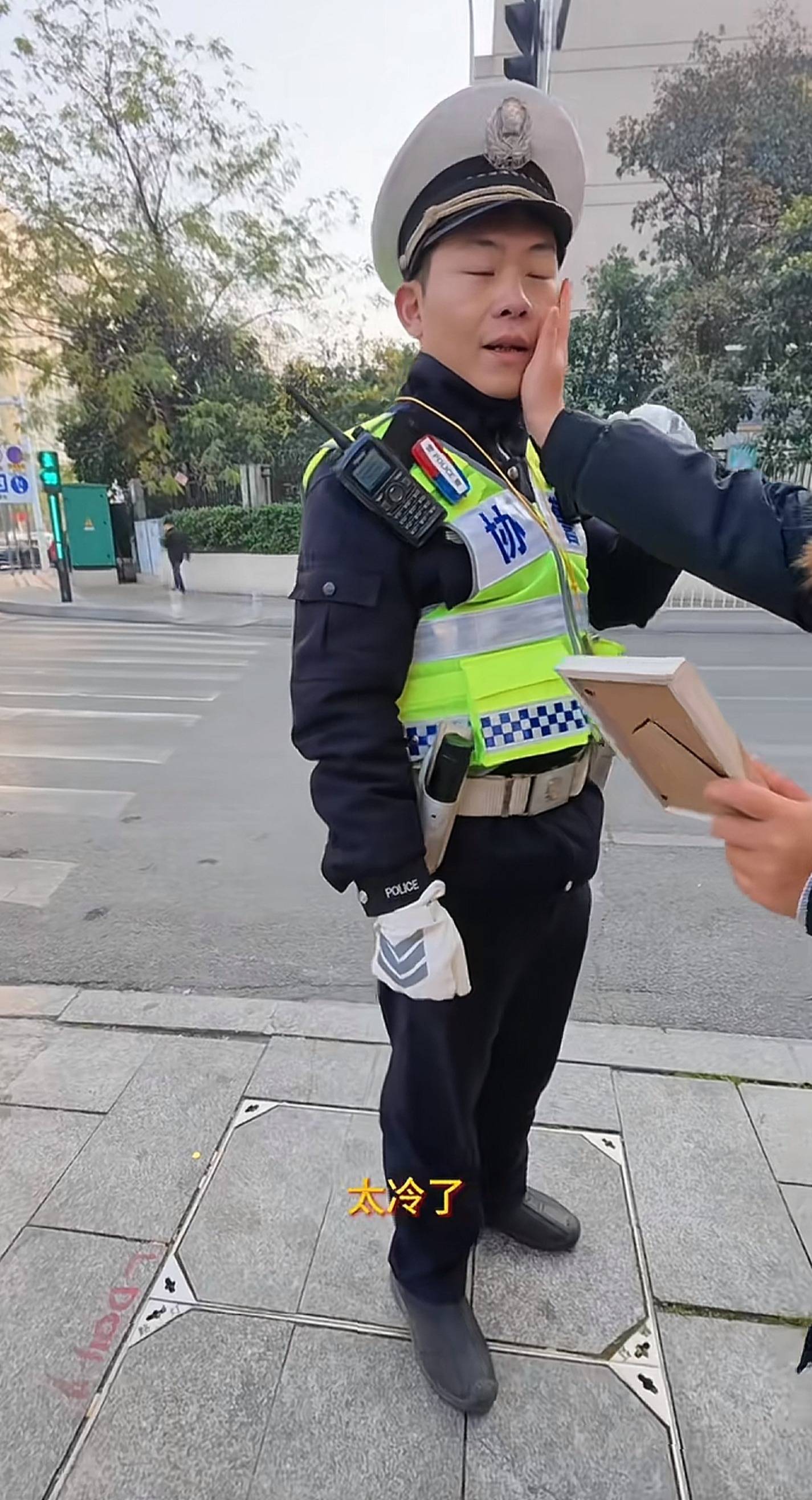 Crown Credit Network platform rental_“原来你这么棒啊！”长沙协警执完勤被妻子宠溺“摸脸杀”Crown Credit Network platform rental，摄影师拍下幸福一刻