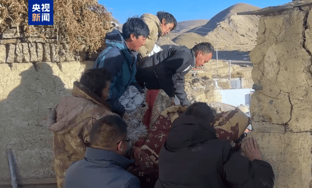 Crown Credit Disc Football Rental_90多岁奶奶被救出Crown Credit Disc Football Rental，直击西藏地震救援现场→