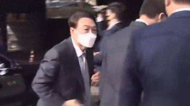 Crown Credit Agent Registration_效仿阿萨德Crown Credit Agent Registration，尹锡悦也来了一出“金蝉脱壳”，坐上防弹车，跑了？