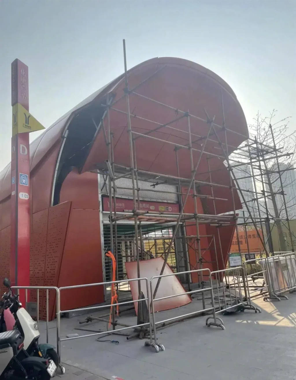 Crown Football Website_广州花地湾地铁站出入口外形引发争议后被拆除Crown Football Website，建设方：对4人进行处罚