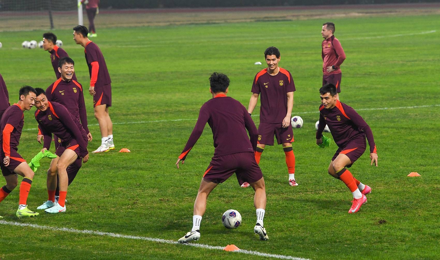 Crown Football Agent_媒体人：侯永永中文交流还得靠翻译Crown Football Agent，费南多没来是合同没谈好