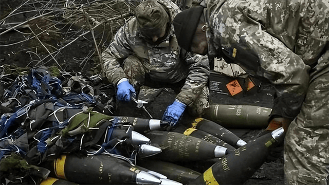 皇冠会员开户_俄军两翼铁钳合拢皇冠会员开户，布下5层火力网，锁死乌军突围口