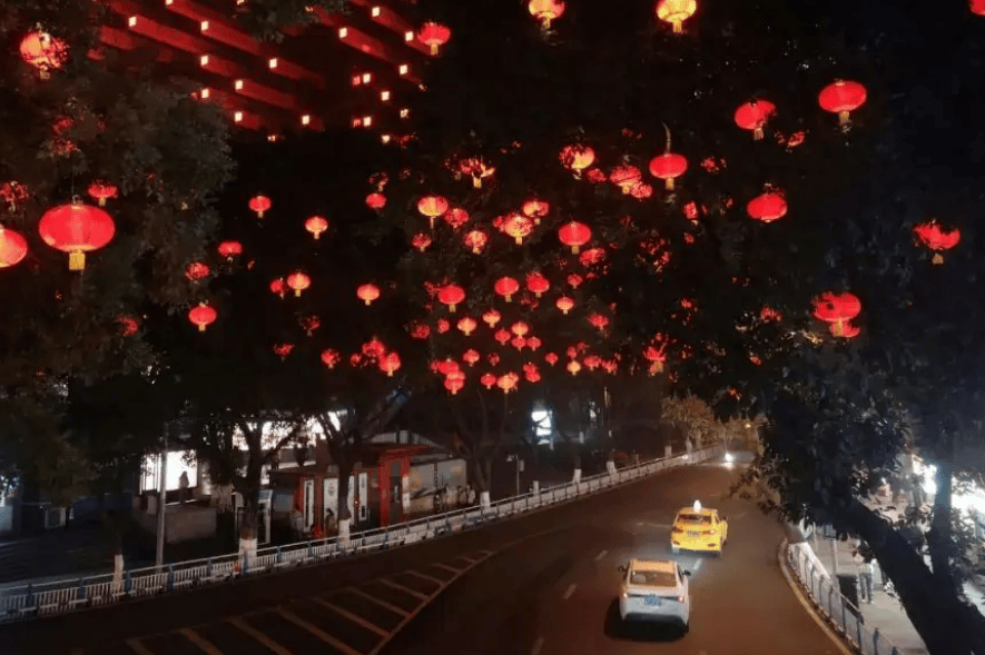 皇冠登一登二登三区别_高速排队充电皇冠登一登二登三区别，到家面子不保，电车真还不如土味小电驴？