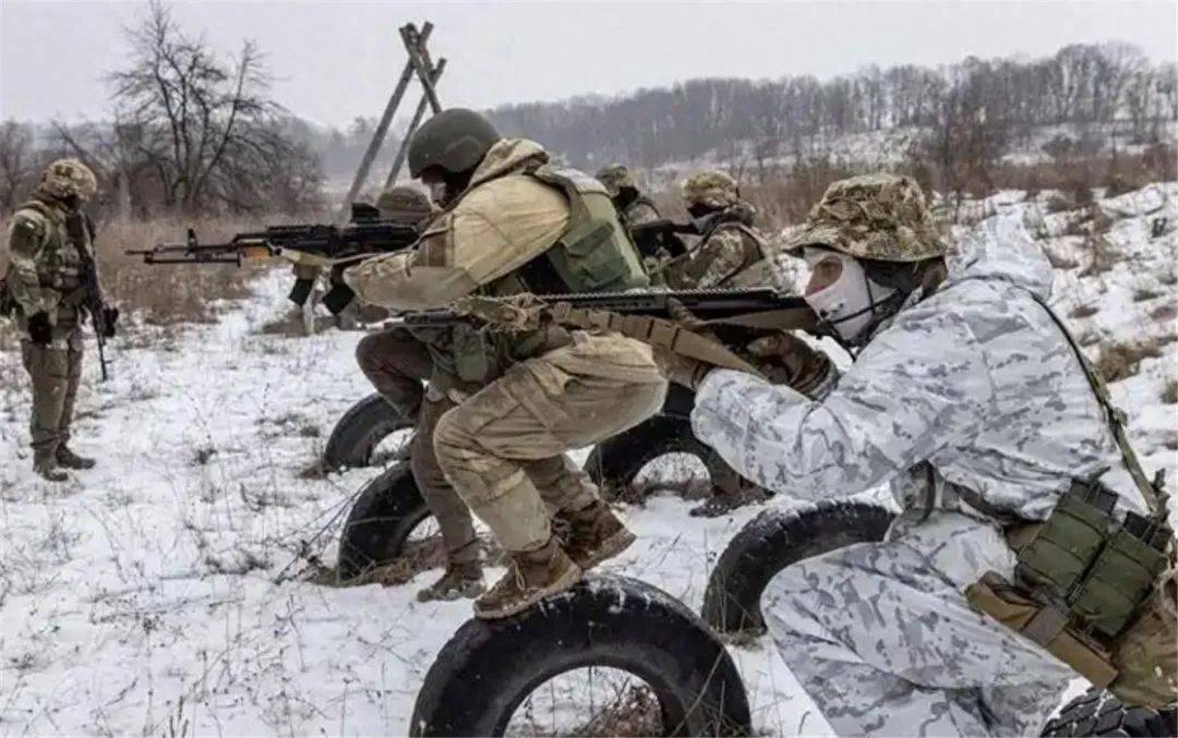 皇冠信用盘会员开户_没法打了皇冠信用盘会员开户，一条死亡公路被炸出，乌军6个旅被打垮，残军抗命撤退