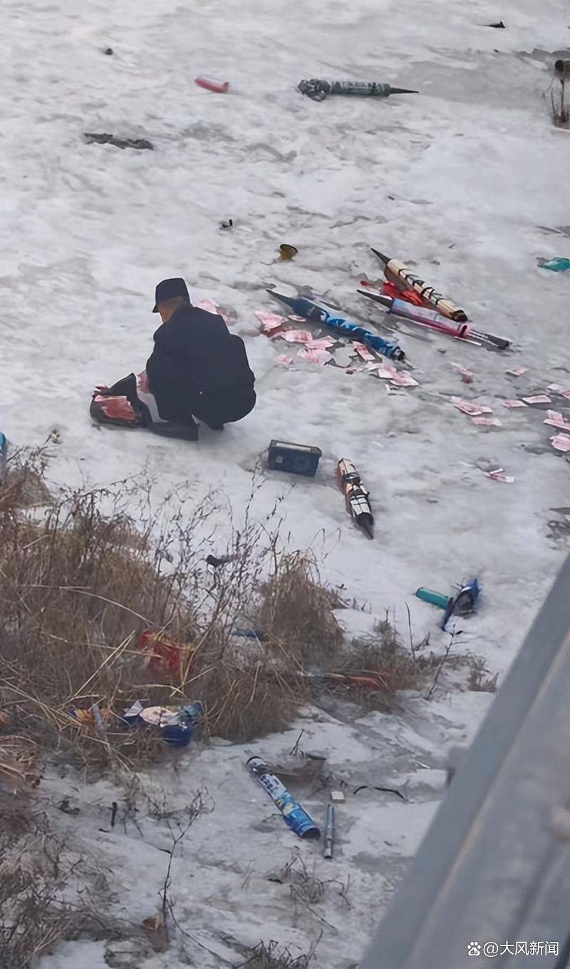 皇冠信用出租代理_网友发视频称大桥下发现大量疑似百元大钞皇冠信用出租代理，山西吕梁民警借助消防梯踩冰捡拾，详情尚在进一步调查