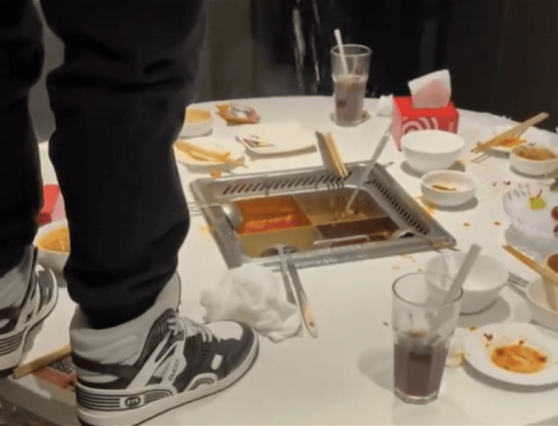 如何申请皇冠信用盘_海底捞将起诉2名往锅内小便17岁少年