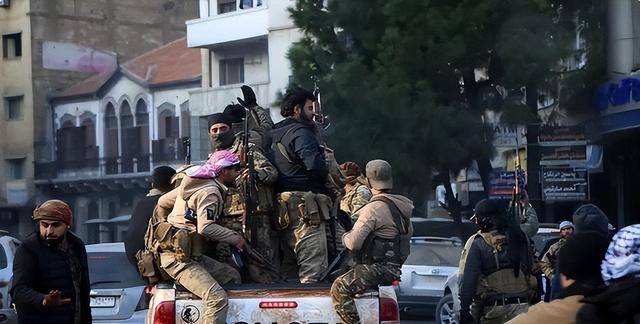 皇冠信用網代理_全反了！阿萨德旧部卷土重来皇冠信用網代理，多路叛军集结，朱拉尼困斗大马士革