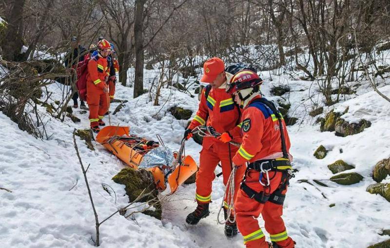 皇冠会员注册网址_西安一大学生登山途中不慎坠崖 当地出动直升机救援