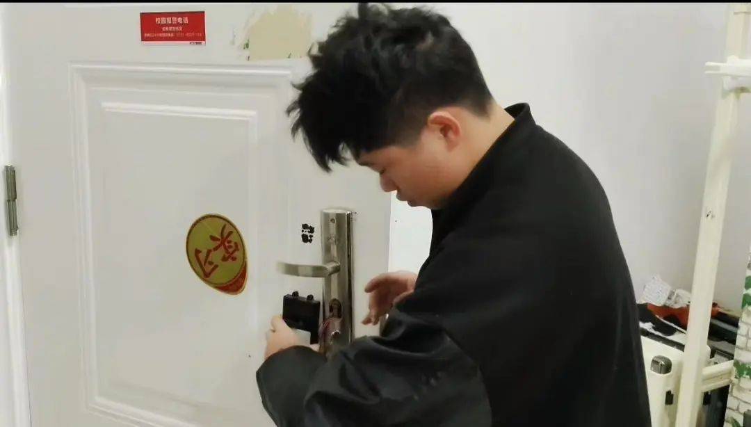 皇冠信用网代理注册_这室友靠谱！长沙一学生花80元为宿舍自制指纹锁：从小喜欢捣鼓皇冠信用网代理注册，做出来感觉特别爽