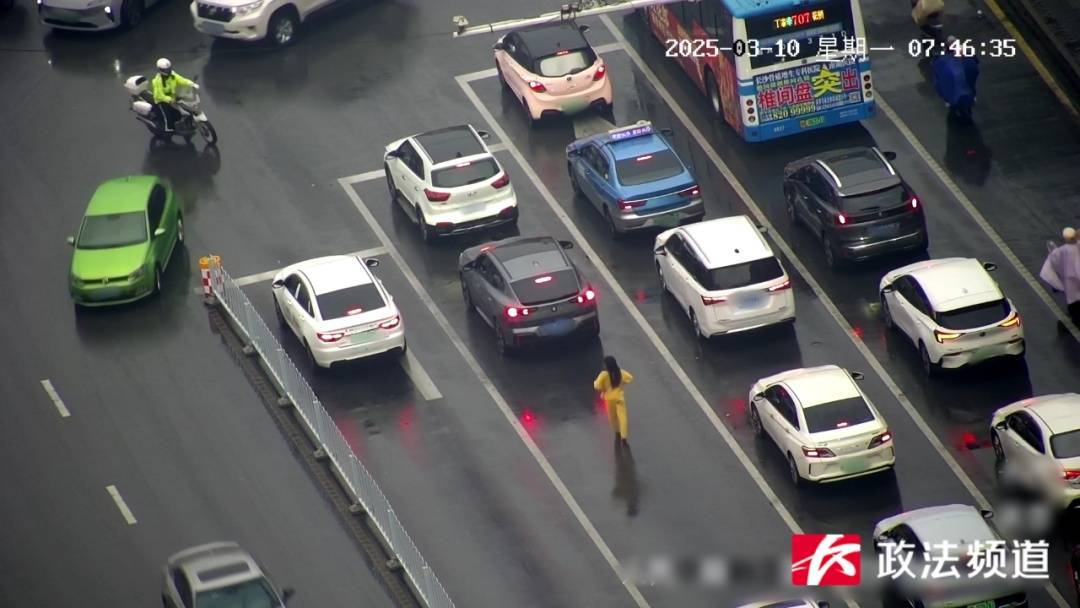 皇冠登3管理出租_女子在车流中穿行皇冠登3管理出租，看见交警后竟直接跳到他身上