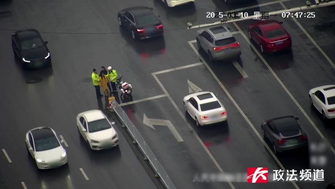 皇冠登3管理出租_女子在车流中穿行皇冠登3管理出租，看见交警后竟直接跳到他身上