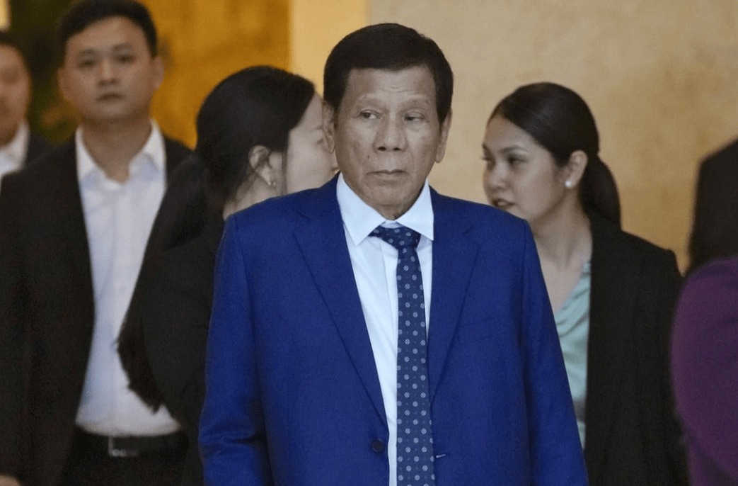 皇冠信用網登2_杜特尔特被捕引民愤皇冠信用網登2，南部菲军突然倒戈，小马科斯没想到，亲姐也要“大义灭亲”！