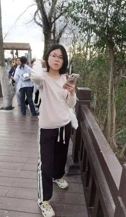 皇冠信用网登3代理注册_湖北大学19岁女生失联数日皇冠信用网登3代理注册，警方称已找到手机均关机，家人：在湖边发现女生衣物