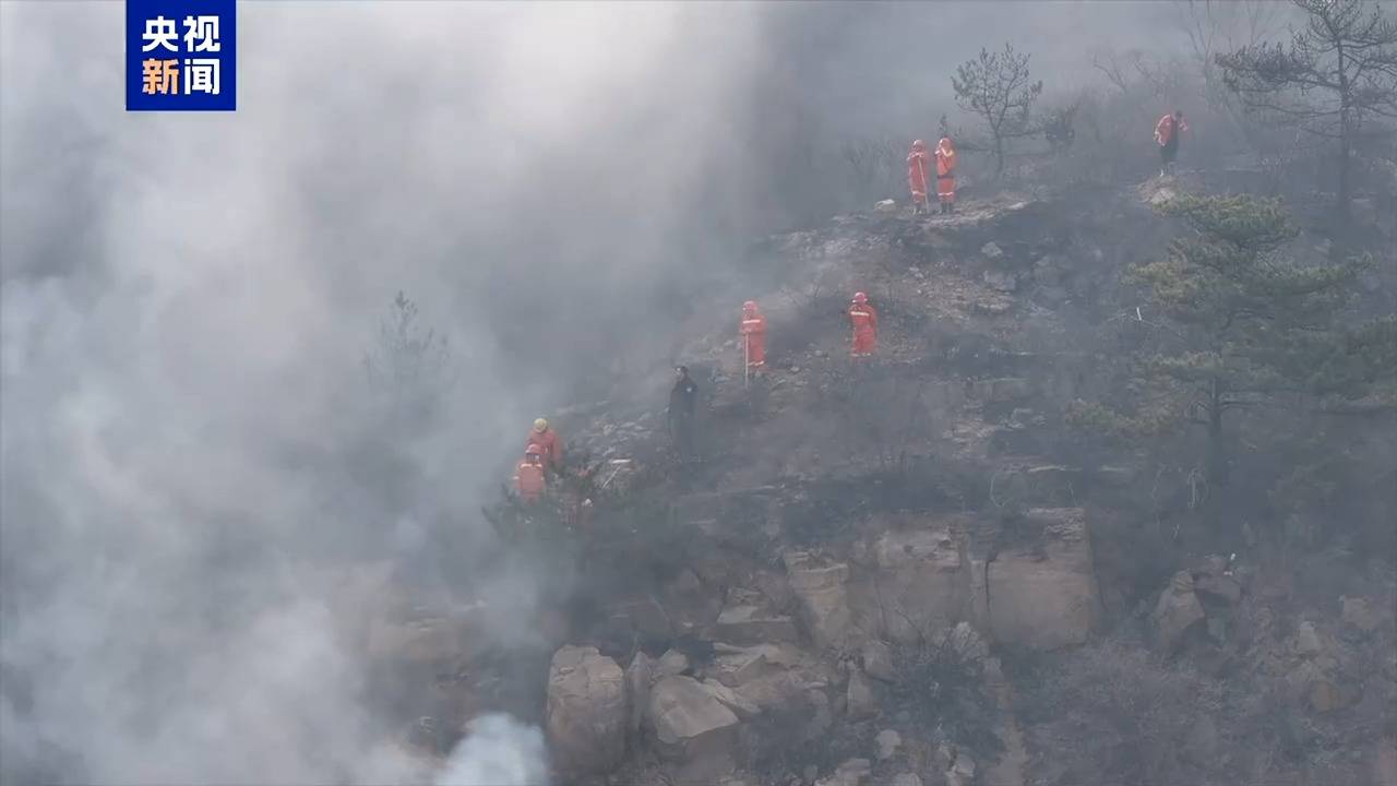 皇冠信用網如何注册_山西阳泉李家山火情：悬崖上用灭火弹扑救零星燃点