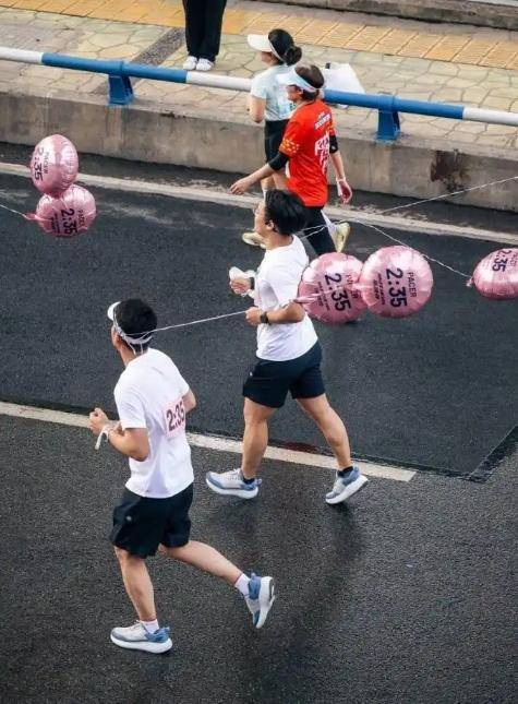 皇冠信用网出租_马拉松职业“私兔”最高月入4万 从熟人搭子到有偿服务