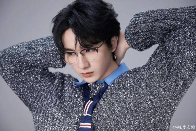 皇冠体育App下载_冲上热搜皇冠体育App下载！知名男演员机场发飙怒吼“走开”！