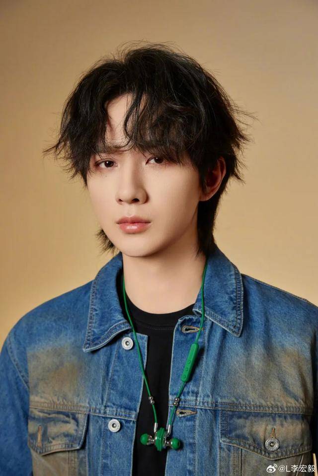 皇冠体育App下载_冲上热搜皇冠体育App下载！知名男演员机场发飙怒吼“走开”！