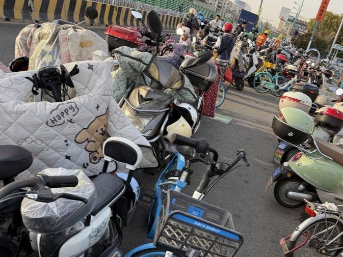 如何申请皇冠信用網_上海女子崩溃：就住在地铁口如何申请皇冠信用網，但出行一点也不方便！不到50米的路，充满各种障碍→