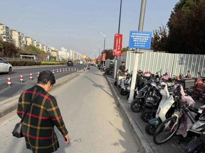 如何申请皇冠信用網_上海女子崩溃：就住在地铁口如何申请皇冠信用網，但出行一点也不方便！不到50米的路，充满各种障碍→