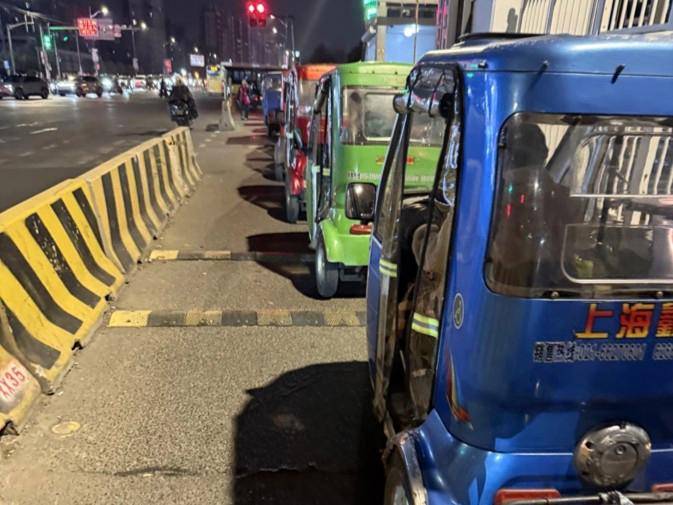 如何申请皇冠信用網_上海女子崩溃：就住在地铁口如何申请皇冠信用網，但出行一点也不方便！不到50米的路，充满各种障碍→