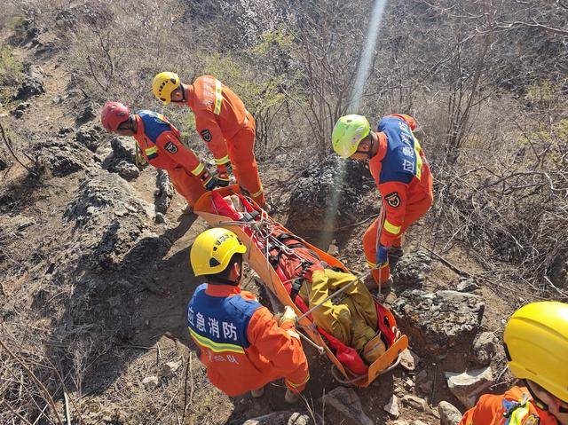皇冠信用網哪里申请_北京几名驴友相约爬山皇冠信用網哪里申请，六旬阿姨被巨石砸中！消防出动救援