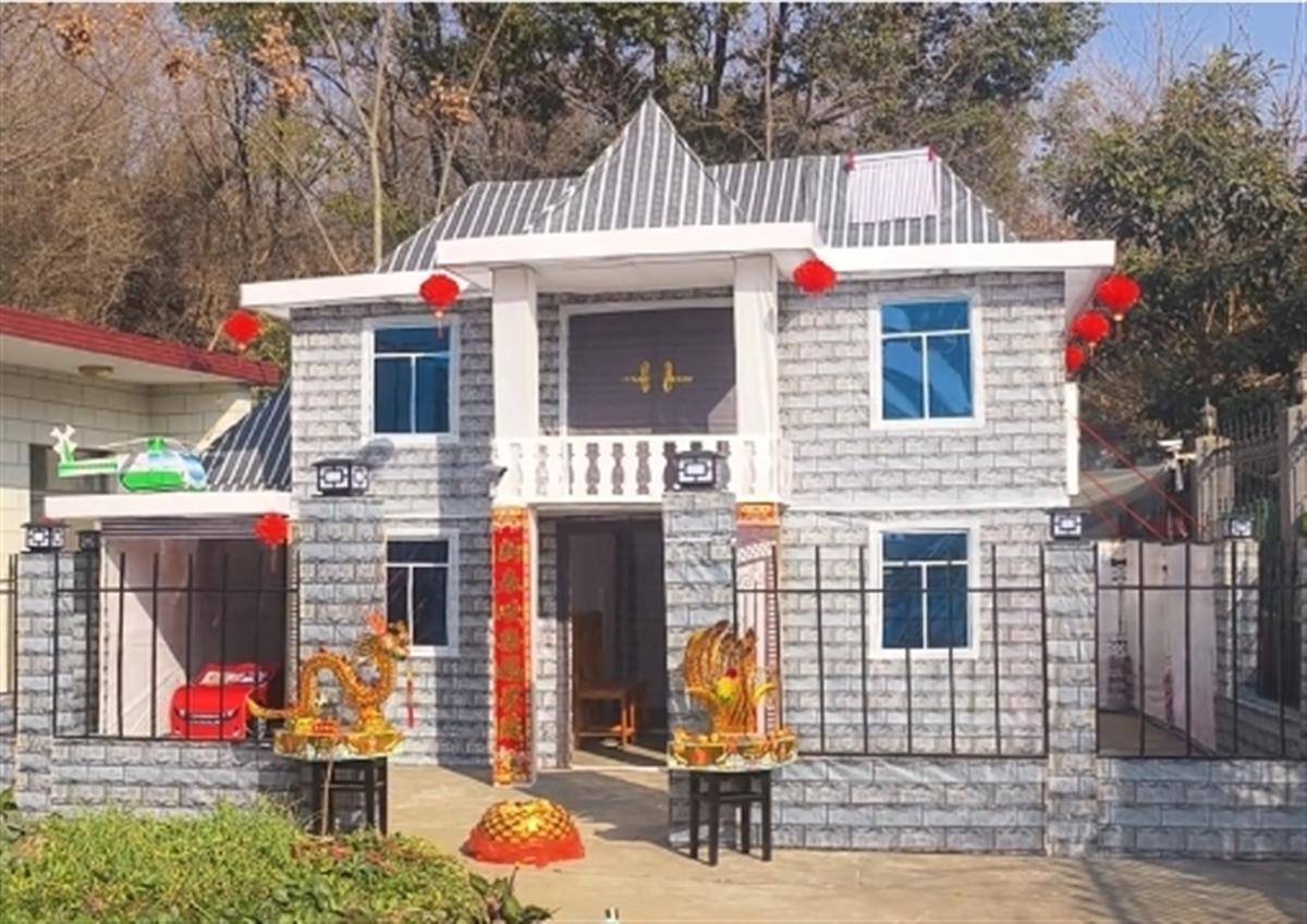 皇冠信用出租足球_清明又见豪华殡葬品：200平米双层纸别墅售价1.5万元皇冠信用出租足球，从业者否认暴利