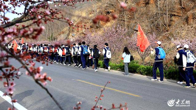 皇冠信用网怎么弄_临沂二中两千余名师生徒步15公里赴大青山 用脚步丈量信仰的厚度
