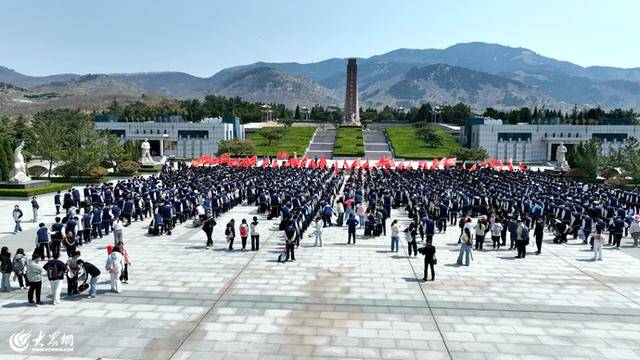 皇冠信用网怎么弄_临沂二中两千余名师生徒步15公里赴大青山 用脚步丈量信仰的厚度