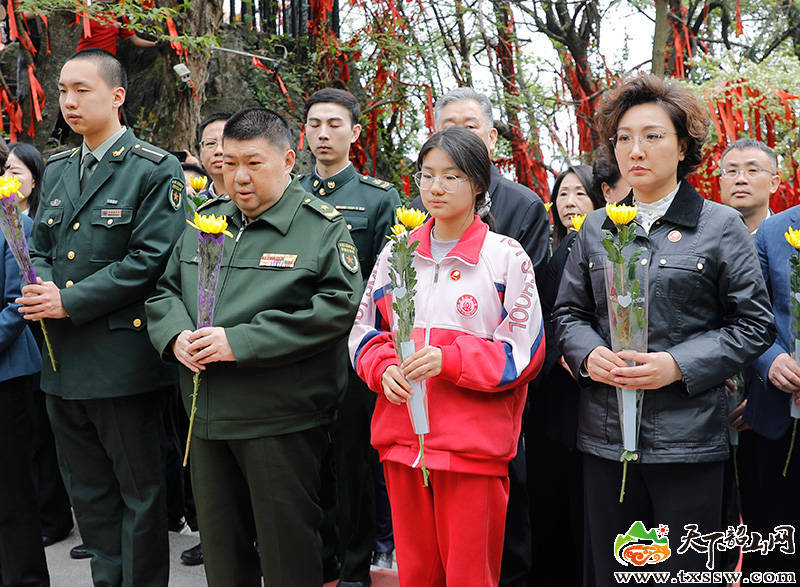 皇冠信用網代理流程_毛新宇携家人清明回韶祭祖