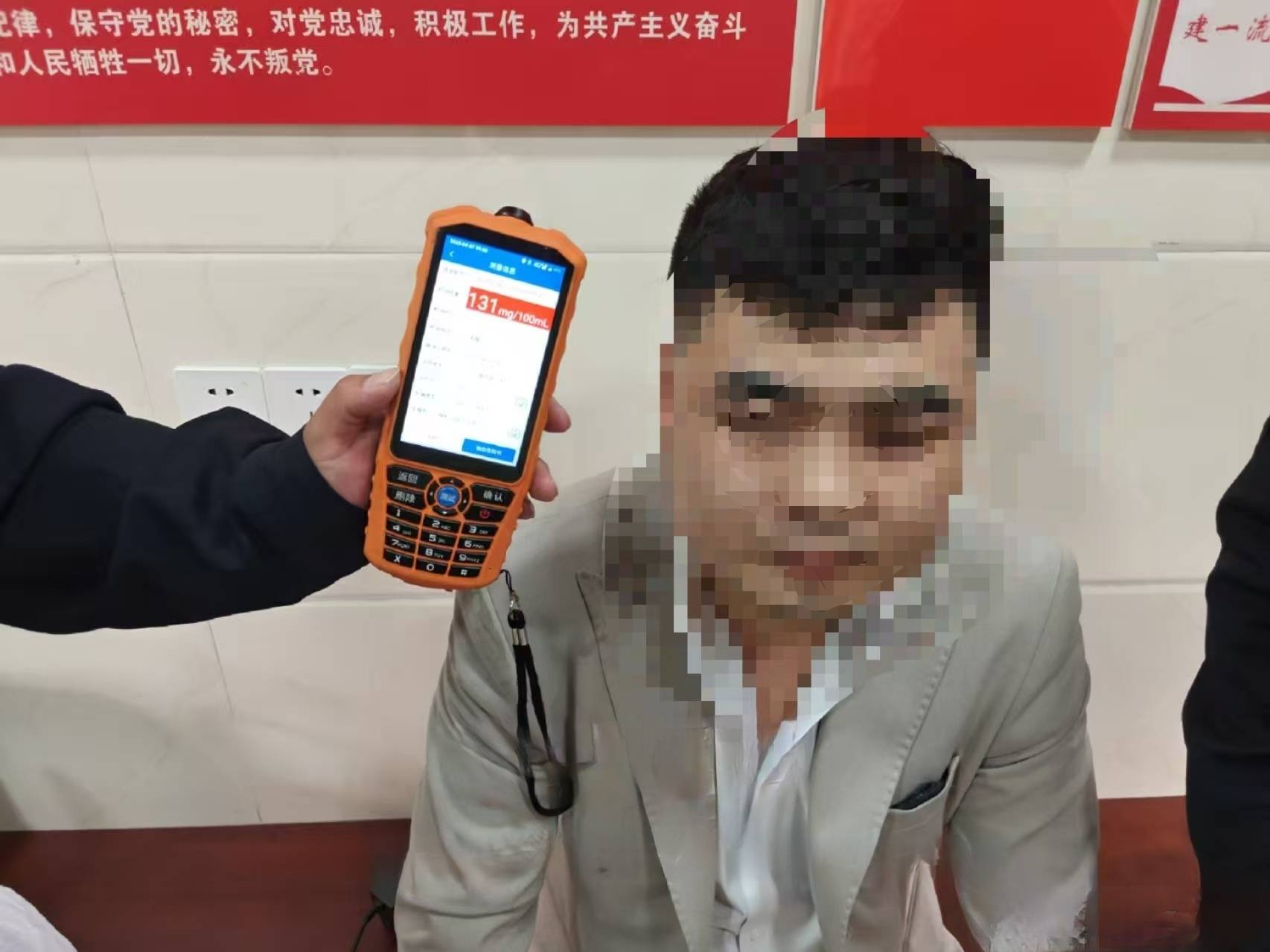 皇冠信用網会员申请_“记得叫了代驾”皇冠信用網会员申请，长沙宝马车主在酒吧通宵聚会后大白天竟停路中间睡觉，交警：醉驾！