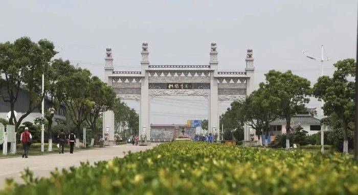 阿森纳 v 皇家马德里足球_疯涨的墓地阿森纳 v 皇家马德里足球，正在被抛弃