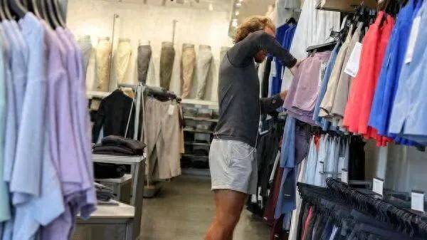 反恐精英_哄堂大笑！对等关税生效反恐精英，第一个倒下的国家竟是美国自己？