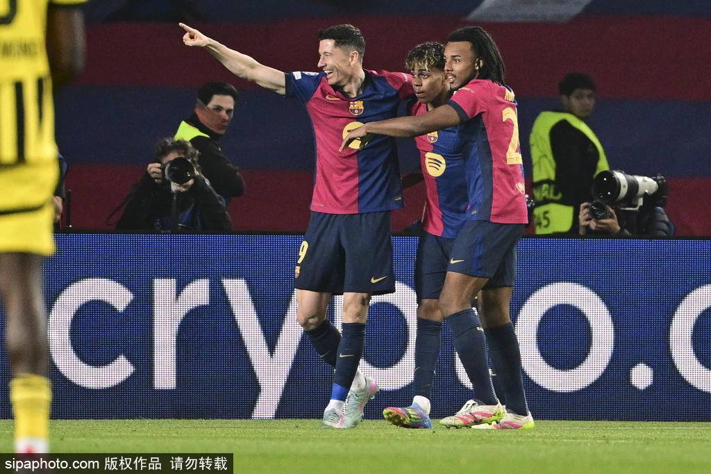 德国丙组联賽_欧冠-莱万2球弑旧主亚马尔拉菲尼亚破门 巴萨4-0多特