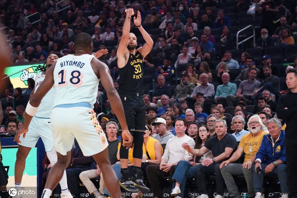 保加利亚乙组联赛_库里空砍30分巴恩斯压哨绝杀 马刺逆转击败勇士