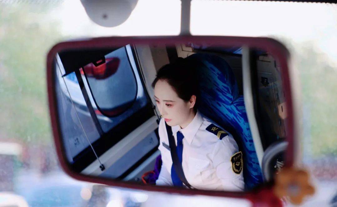 泰国足总杯_河南身高1米7车模转行当公交司机泰国足总杯，开10米大车3年，考A3驾照直接一把过