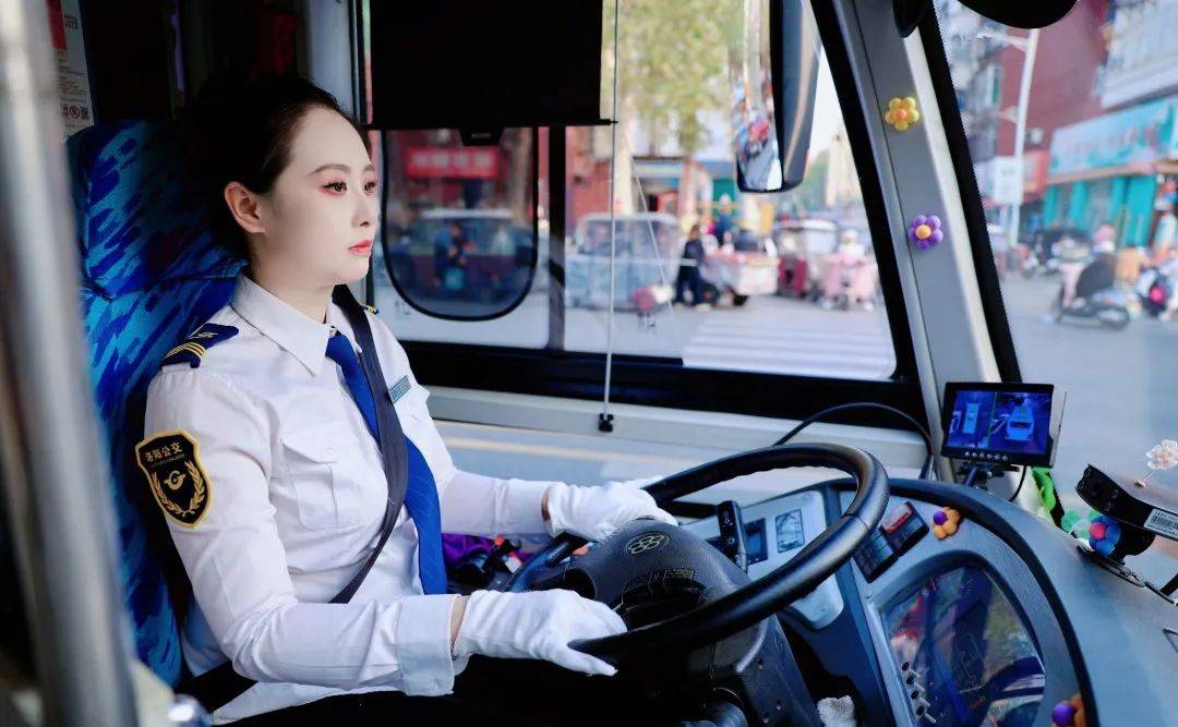 泰国足总杯_河南身高1米7车模转行当公交司机泰国足总杯，开10米大车3年，考A3驾照直接一把过