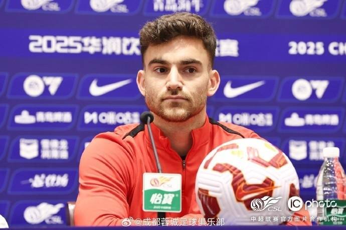 传说对决: ROV PRO LEAGUE(5场_成都蓉城队主教练徐正源和球员古尔芬克尔出席传说对决: ROV PRO LEAGUE(5场了赛前新闻发布会