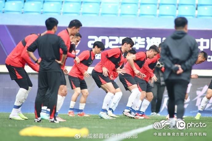 传说对决: ROV PRO LEAGUE(5场_成都蓉城队主教练徐正源和球员古尔芬克尔出席传说对决: ROV PRO LEAGUE(5场了赛前新闻发布会