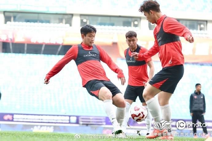 传说对决: ROV PRO LEAGUE(5场_成都蓉城队主教练徐正源和球员古尔芬克尔出席传说对决: ROV PRO LEAGUE(5场了赛前新闻发布会