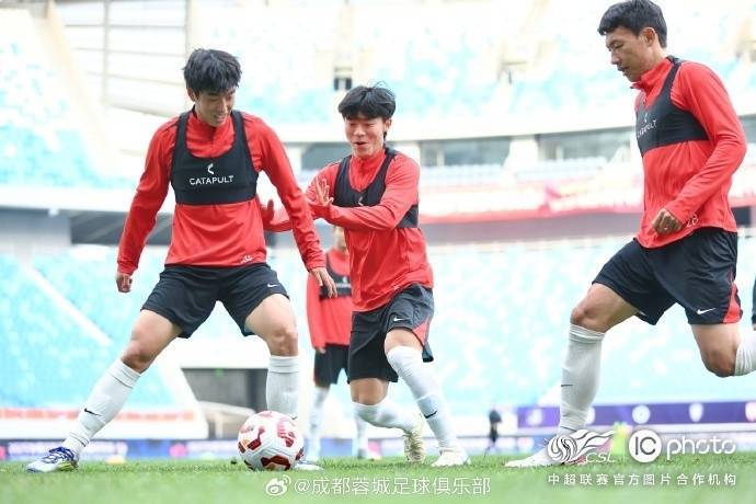 传说对决: ROV PRO LEAGUE(5场_成都蓉城队主教练徐正源和球员古尔芬克尔出席传说对决: ROV PRO LEAGUE(5场了赛前新闻发布会