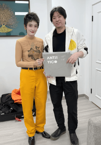 皇冠信用网最新地址_高晓松晒与曾轶可合照发文：16年前没有被口水淹死的坚强女生皇冠信用网最新地址，今天已经成长得无所畏惧！