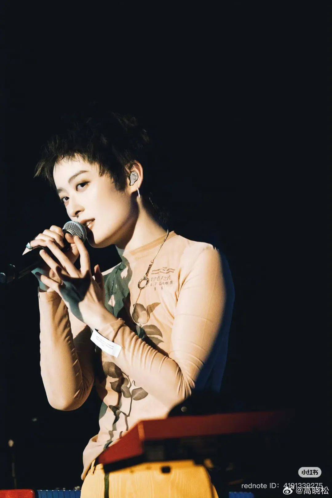 皇冠信用网最新地址_高晓松晒与曾轶可合照发文：16年前没有被口水淹死的坚强女生皇冠信用网最新地址，今天已经成长得无所畏惧！