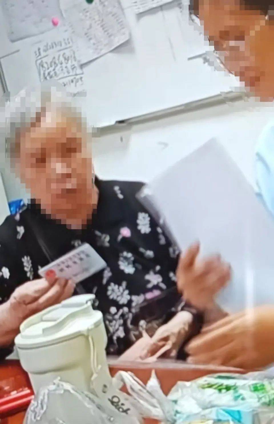 皇冠信用网怎么注册_84岁老太被大女儿带出养老院皇冠信用网怎么注册，取光40万存款！小女儿：养老院应担责