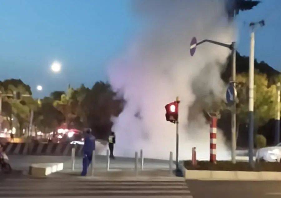 皇冠信用网怎么开户_突发！上海浦东一新能源车充电站发生火情皇冠信用网怎么开户，有车被烧成空壳