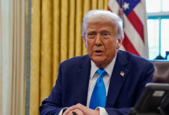 皇冠皇冠代理平台_准备登机离国皇冠皇冠代理平台，78岁特朗普上任首访，中方火速致电，对美称呼已变