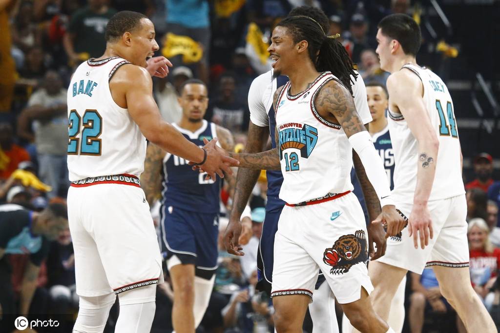 app足球正网_莫兰特带伤出战22+9浓眉空砍40+9 灰熊胜独行侠进季后赛