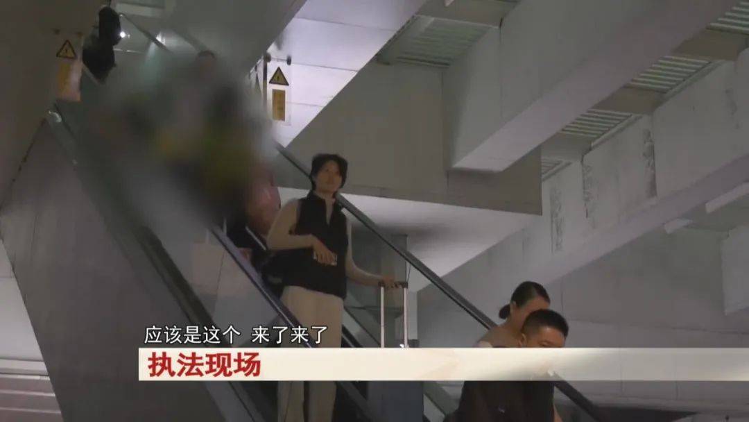 皇冠足球平台在哪里注册_“老赖”车站被抓皇冠足球平台在哪里注册，竟质问法官：为何不抓我妈 ！