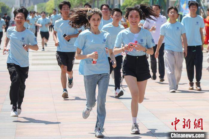 皇冠信用盘需要押金吗_南京邮电大学五千余师生校友奔跑校园“薪火传·踏歌行”